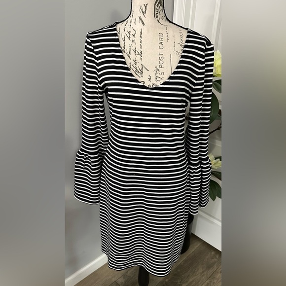 Banana Republic Black and White Sheath Dress with Bell Sleeves 🖤 - Picture 6 of 12